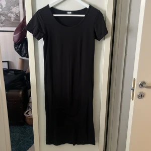 Svart t-shirtklänning - Svart t-shirtklänning i lite tajtare modell från Bik Bok i storlek S