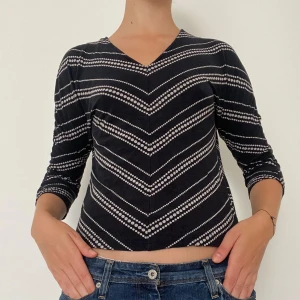 Topp med mönster - Jätte gullig topp med ett unikt mönster. Köptes på Sellpy därav helt unik! Passar perfekt till ett par kostymbyxor eller jeans! Använd ett fåtal gånger, alltså inga defekter ❤️‍🔥