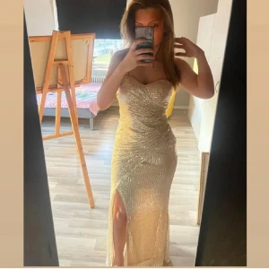 balklänning / festklänning - Säljer denna underbara champange klänningen i storlek xs/s. Klänningen har inbyggd bh, dragkedja och slit. Den är även insydd (skriv för specifika mått)💗 