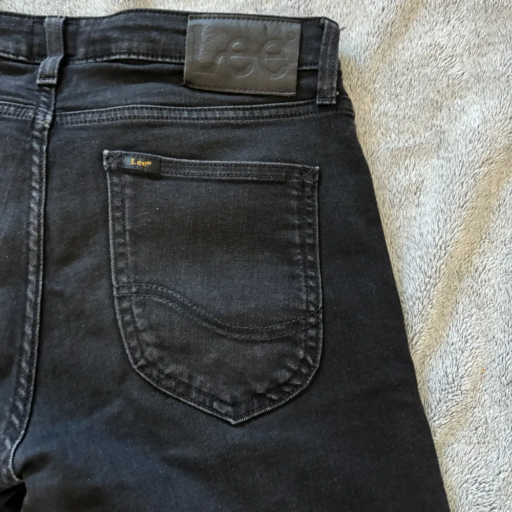 Detta är min brors svarta jeans av märket Lee. Han har vuxit ur dem och vill därför sälja dem. Jeansen är mjuka och bekväma med stretch i sig vilket gör dem väldigt sköna. De är i gott skick.. Jeans & Byxor.