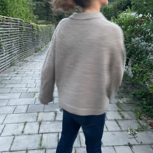 Stickad tröja - Stickad tröja, lite nopprig.