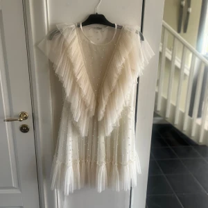 Ida Sjöstedt  - Säljer min drömmiga klänning från Ida Sjöstedt, använd endast en gång vid utspring på studenten- ej flak. Storlek 38 men passar 34-40. 