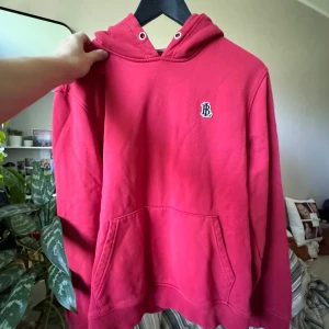 Bondelid Hoddie - En snygg Hoddie från Bondelid! Tröjan är i bra skick förutom två fläckar på tröjan (se bild 3) som kanske går att få bort, har inte testat själv. Därav säljs tröjan för lite lägre pris! Skriv om ni har några frågor eller är intresserad! 🔥💪