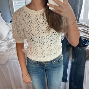 Virkad tröja zara - Kortärmad benvit virkad tröja från zara! Storlek s, hör av vid frågor elr fler bilder💓