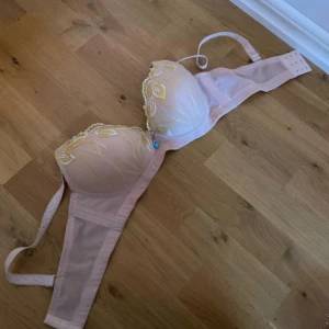 Bh med spets - Aldrig använd. Aprikosfärgad.