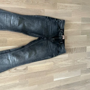 Jeans från vero Moda - Aldrig använda för dom är för korta. Super sköna och jättefina