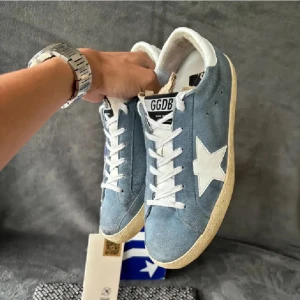 Golden goose  - Säljer min kompis golden goose som tyvär inte passar. Välldigt bra skick och i storlek 39-40. Skriv om ni är intresserade. Han kan tänka sig byte också