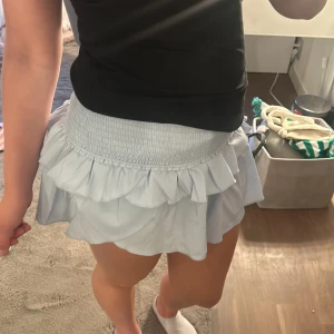 neo noir kjol🩵 -  Säljer en helt oanvänd kjol från neo noir i storlek S. Kjolen är superskön och jättefin, men har inte kommit till användning och därför vill jag kolla om någon har intresse att köpa🩵🩵