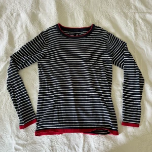 Randig Tröja - Superfin randig tröja med röda detaljer i bra skick. 