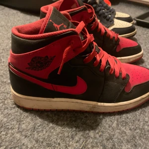 Nike Jordan 1 - Hej, säljer nu av mina Nike Jordans då jag inte använder dem något större.   Bara att skriva vid intresse eller frågor Mvh