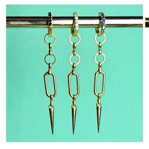 L8H nit långt örhänge guld - Ny skick ett par nit örhängen från l8h med vita/silver diamanter på man kan vända örhänger så de bara blir guld men man kan också ha strass dela framme kostar nya 750kr) man kan absolut bara köpa ett av dom. Skriv pris förslag!!❤️