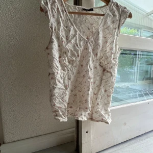 Gulligt linne - Fint linne med blommor, storlek M ungefär, bra skick🤍