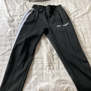 Palm angels byxor - Säljer ett par Palm angels byxor, köpta här på plick och tror inte dom är äkta därför jag säljer billigt. Bra skick inga defekter.