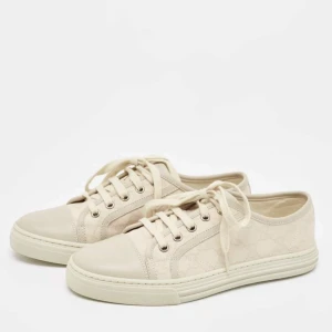Gucci sneakers - Gucci Cream/Grey GG Canvas and Leather Low Top Sneakers storlek 37 1/2 Använda 1 gång  Kartong  Dustbag  Extra snören  Köpta för 5000 i Gucci butik i Milano 