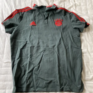 Adidas Bayern München piké  - Säljer denna snygga Bayern München utan defekter. Storlek XL men sitter snarare M/L. 