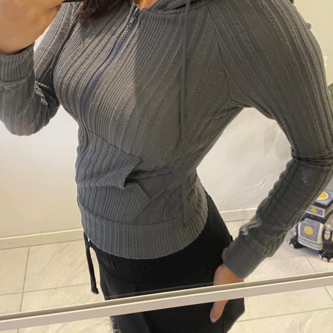 Grå ribbad hoodie - 92