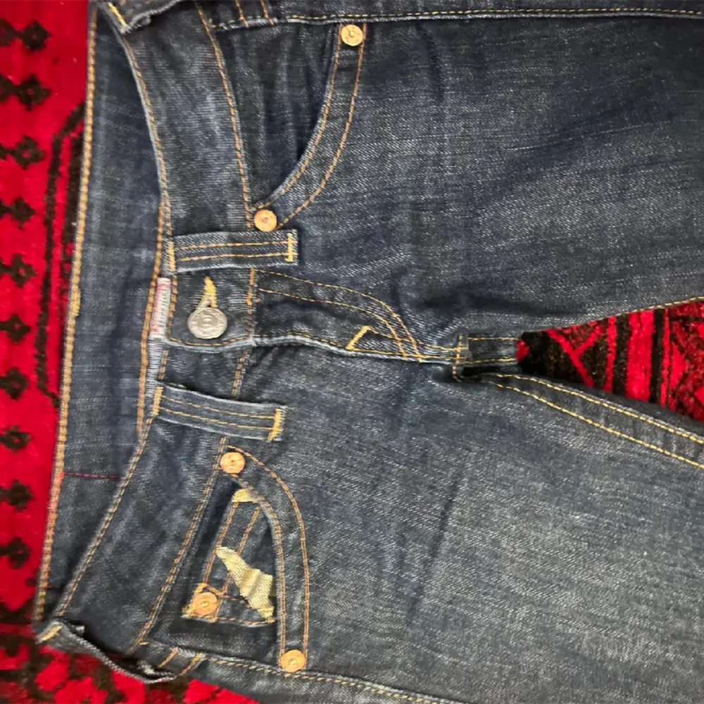 As snygga trueys me guld detaljer på, första bilderna e lånade från förre ägaren. Byte mot ett par liknande i större storlek sökes. Jeans & Byxor.