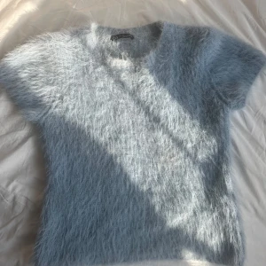 Blå fluffig tröja💙 - Super skön snygg tröja🫶🏻den är fluffig och har inga fläckar eller hål, inte använd många gånger, normal i storleken💙