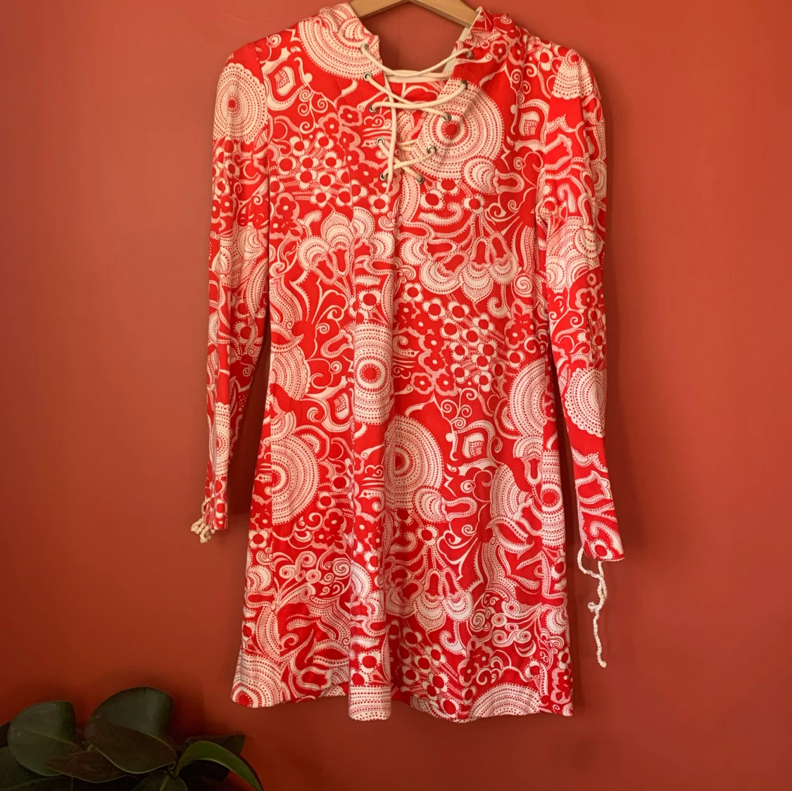 Cool mönstrad klänning med luva S