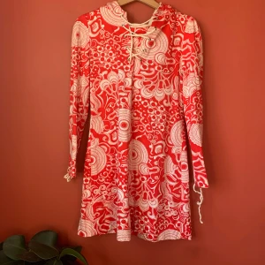 Cool mönstrad klänning med luva S - Supercool hemsydd klänning med mönster och luva, varan är använd men har inga tydliga defekter uppskattad i storlek S 