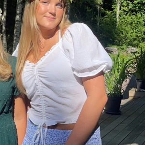 Vit blus  - Vit blus med puff ärmar