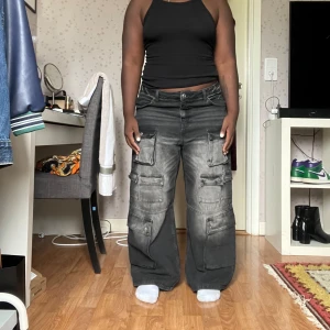 Grå/svarta jeans  - Grå/svarta jeans från BERSHKA i storlek 42, de är nya utan prislapp 