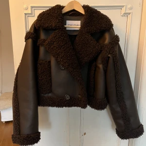 Stand studio  - Stand studio jacka, brun strl S. Kostar 4200 ny. Använd ett fåtal gånger och är helt som ny! 🌷