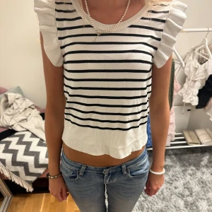 blus - Gullig blus stickad. Jätte bra skick 