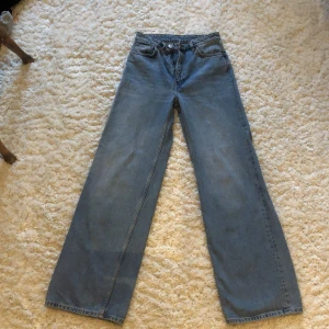 Jeans - Jag säljer dom här för dom kommer inte till användning då dom är för stora💕 kontakta inann köp.  Köparen betalar för frakten.