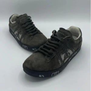 Premiata skor - Tja! Säljer nu dessa tvärfeta premiata skor i strl 41, men passar upp till 42.  Skick (9/10)  Priset är diskuterbart!😊 Mvh