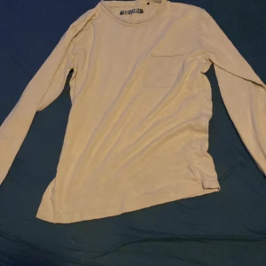 En vanlig basic tröja - En helt ny basic tröja som är helt oanvänd som är storlek S/M