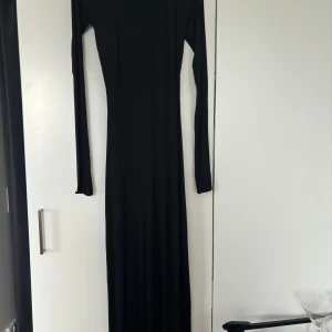 Långklänning öppen rygg - Aldrig använd, köpt från Gina Tricot