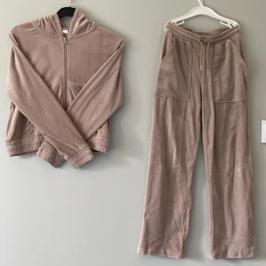 Juicy sett  - Storlek 134/140 i byxorna och i tröjan är det storlek 146/152. Fint skick och Kent material.