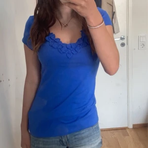 T shirt med rosetter  - Superfin t shirt från H&M, liknar den andra trendiga H&M blusen med volanger 💋 Strl S, tryck gärna på köp nu men läs bio först! 💋