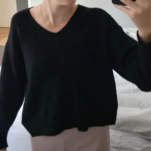 Stickad tröja  - Finstickad tröja med V ringning, fint skick, använd fåtal gånger✨️