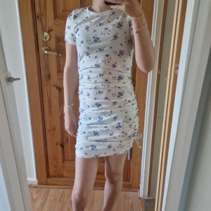 Blommig sommarklänning.💘 - Nu har jag även en blommig vit sommarklänning med rosetter på sidan till salu. 🌸