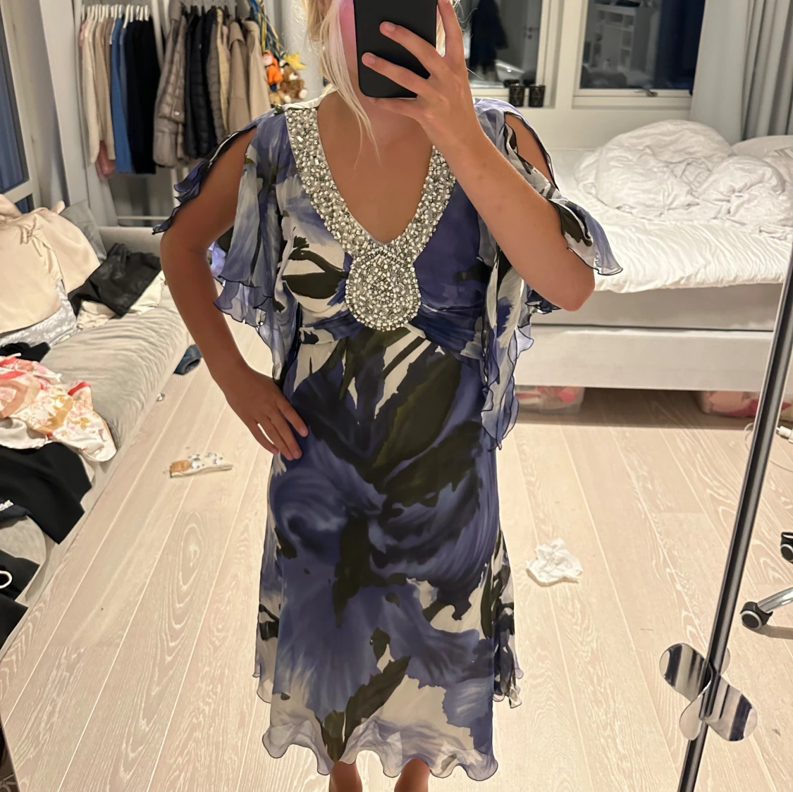 Blommig klänning med pärldetaljer - 90