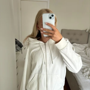 Kofta med dragkedja - vit kofta med dragkedja, jätte bra skick inte använd mycket💞