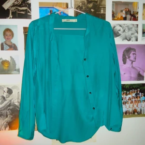 Silkesblus Hope  - Blus från Hope. Mer grön i verkligheten. 65% bommul 35% siden. Strlk 36. Bra skick. 