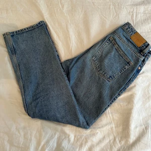 Blå straight fit weekday rowe jeans - Hej! Säljer dessa straight fit weekday rowe jeans väldigt billigt. Passar straight fit men lite mer åt det baggy hållet! Skick 10/10 inga tecken på användning. Storlek 28:30 passar om man är under 180! Hör av er vid minsta fundering!