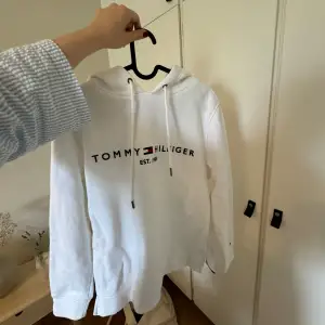 Hoodie från Tommy Hilfiger, köpt för 1400kr!☺️ Har ett litet märke, se sista bilden! 