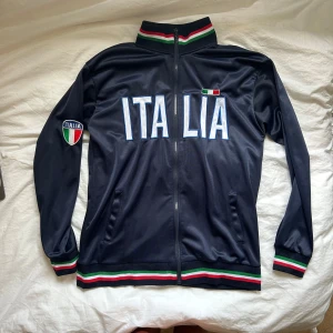 Italia zipup  - Italien zipup, supersnygg men kommer inte till användning ⭐️