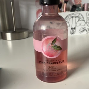 The body shop shower gel - Ungefär 50% kvar i flaskan💗 Kostade 170 kr först men mitt pris är 40😇 