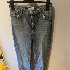 blåa straight jeans, strl 36, har även i svart