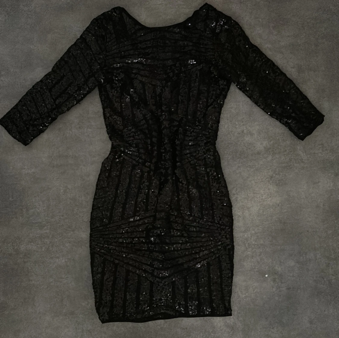 Svar, glittrig paljettklänning 