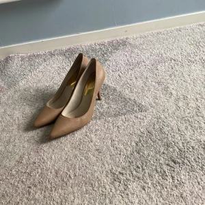 michael kors klackar - jätte fina klackar i färgen beige ifrån michael kors, säljs då de inte andvänds längra, priset kan självklart diskuteras🩷lådan finns dock tyvärr inte kvar.