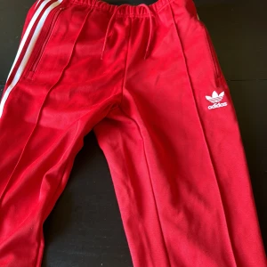 Adidas byxor - Storlek S, aldrig använda riktigt bra skick.  säljer dom för att dom inte passar.