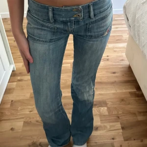 Lågmidjade diesel jeans - KÖP DIREKT FÖR 699!! Midjemått ca 78 inerbenslängd ca 83