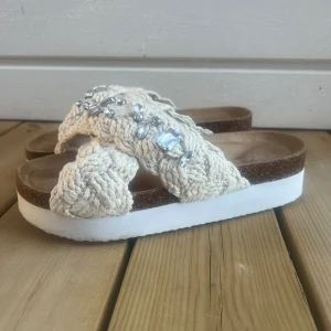 Inuikii liknande tofflor - skopunkten  - Super fina tofflor från skopunkten. Skulle säga att de är vanliga i storleken. Använda några enstaka gånger. Se bild för aktuellt skick!  Säljer även svarta. Nypris: 450 kr