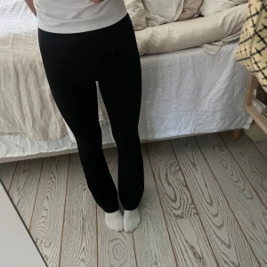 Svarta yoga byxor ifrån Gina tricot  - Svarta yoga byxor i petite strl xxs Använda fåtals gånger och säljs nu för att dem är för små i storleken